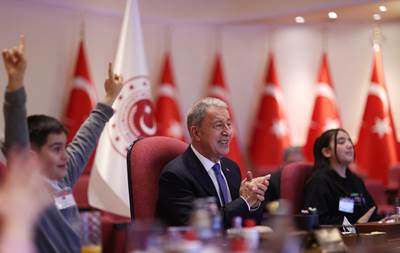 Millî Savunma Bakanı Hulusi Akar ve Beraberindeki TSK Komuta Kademesi, 23 Nisan Ulusal Egemenlik ve Çocuk Bayramı Dolayısıyla Şehit ve Gazi Çocuklarıyla Bir Araya Geldi